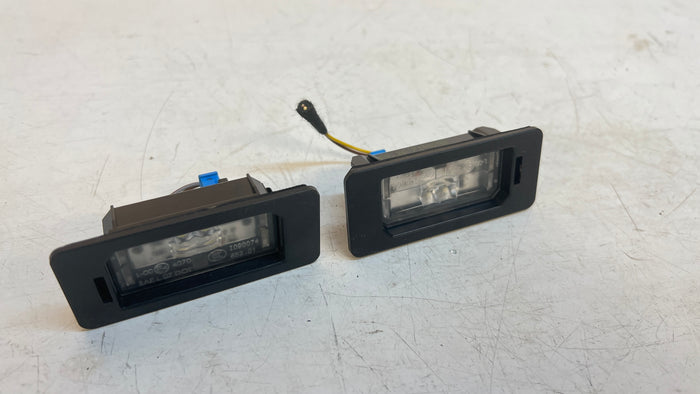 BMW F32 LICENSE PLATE LIGHT PAIR 7193293