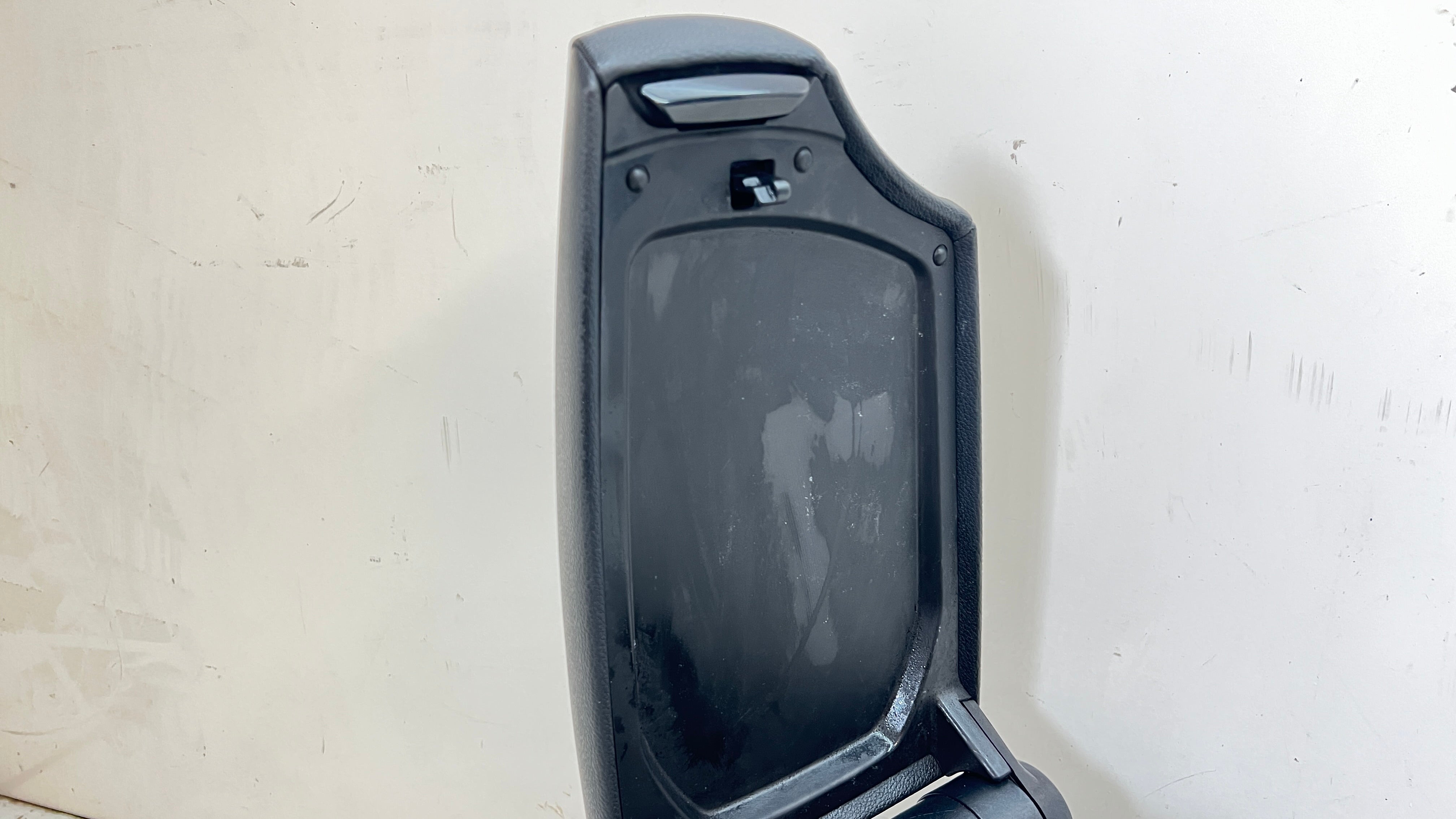 BMW E82 E88 135i 128i Black Center Console W Armrest 51169169507 bmw-e82-e88-135i-128i-black-center-console-w-armrest-51169169507