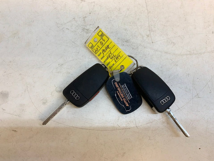 Audi 8U Q3 Keys 5FA010659 *DAMAGED*