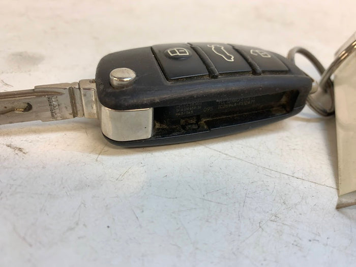 Audi 8U Q3 Keys 5FA010659 *DAMAGED*