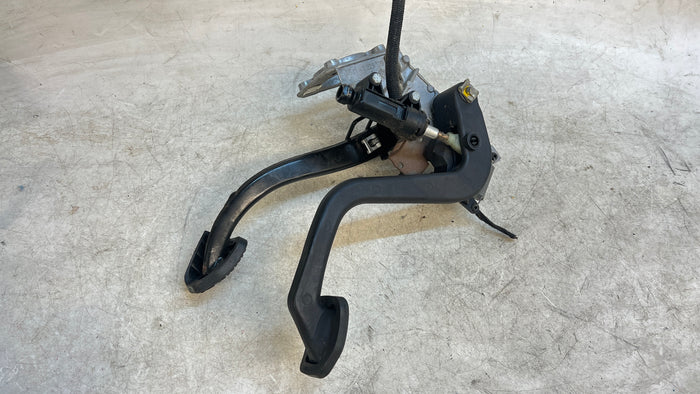 BMW E46 3 Series Manual Transmission Clutch/Brake Pedal Assembly 2229128