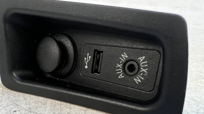 BMW E82/E88 1 Series AUX IN / USB Port W/Trim 9237654