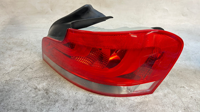 BMW E82/E88 1 Series LCI Tail Light Passenger Side/Right 63217273428 *NOTE*