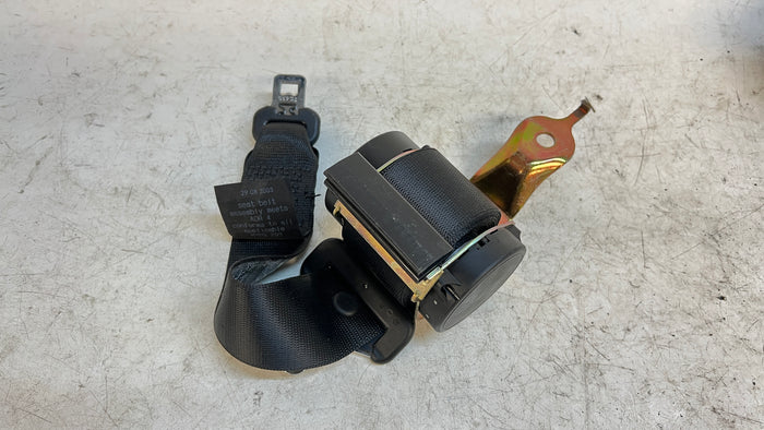 BMW E46 SEDAN REAR SEATBELT CENTER 8201025