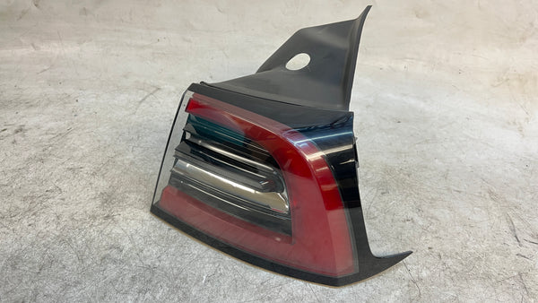 Tesla Model Y Right/Passenger Side Outer Tail Light 1502087-00-D