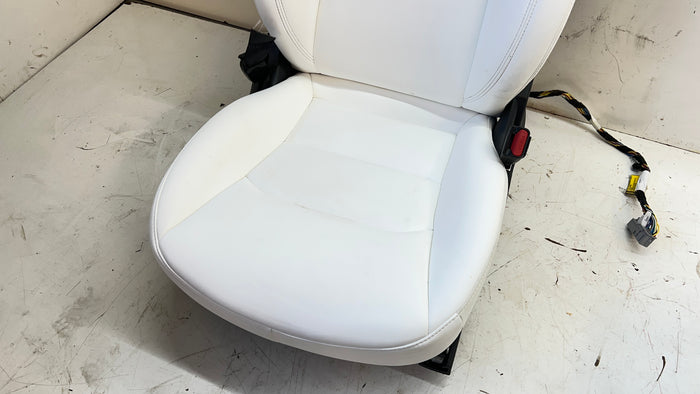 Tesla Model Y Front Seats White 6654322-02-A / 6654324-02-A