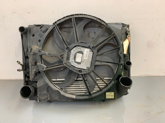 BMW E90 E92 E93 335i 335xi Radiator/Radiator Fan/Intercooler 75617129/7545366/9206296 *DAMAGED*