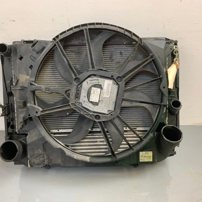 BMW E90 E92 E93 335i 335xi Radiator/Radiator Fan/Intercooler 75617129/7545366/9206296 *DAMAGED*