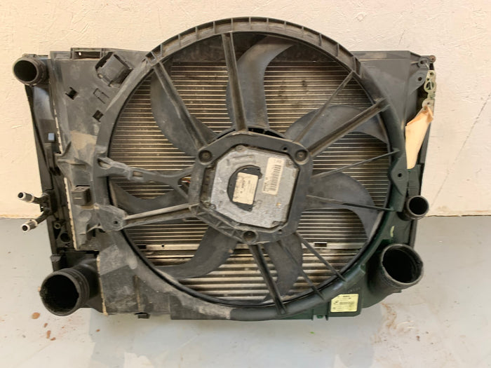 BMW E90 E92 E93 335i 335xi Radiator/Radiator Fan/Intercooler 75617129/7545366/9206296 *DAMAGED*