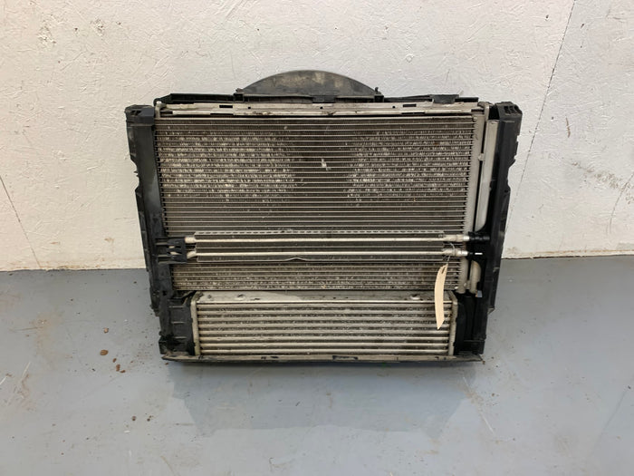 BMW E90 E92 E93 335i 335xi Radiator/Radiator Fan/Intercooler 75617129/7545366/9206296 *DAMAGED*