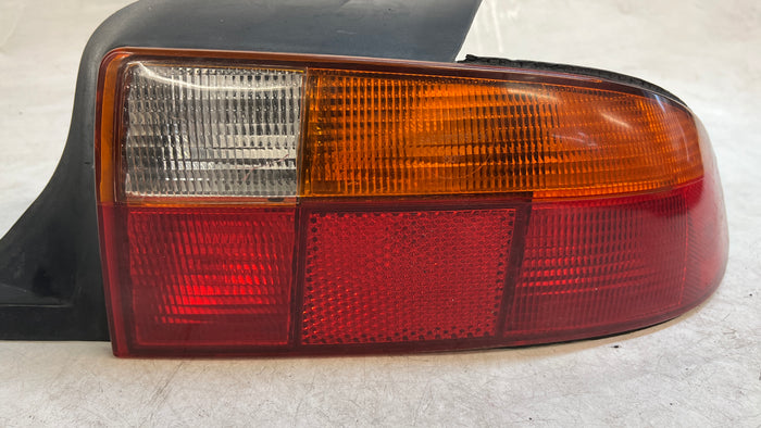 BMW Z3 Pre-Facelift Right/Passenger Side Tail Light 63218389714 *NOTE*