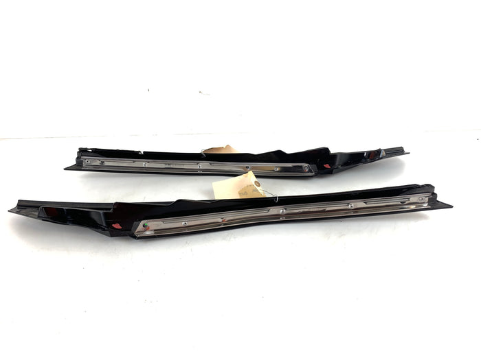 Chevrolet C7 Corvette Left/Right Exterior A Pillar/Windshield Trim Set 23163510/23163511