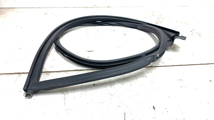 BMW E46 330ci M3 328ci 325ci 323ci Right/Passenger Side Black Door Seal Gasket 7126136