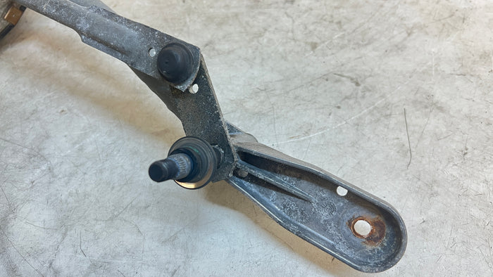 BMW F10 WINDSHIELD WIPER LINKAGE W/ MOTOR 7306266 / 7308771