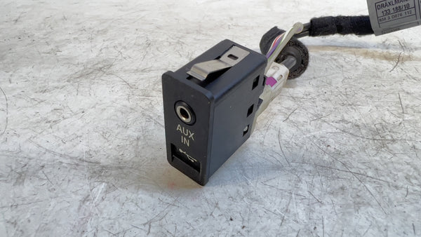 BMW E9X AUX / USB Port W/ Wiring Harness 9129651