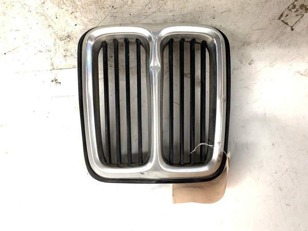 BMW E21 320i 323i 318i Center Kidney Grille 1872047 *DAMAGED*