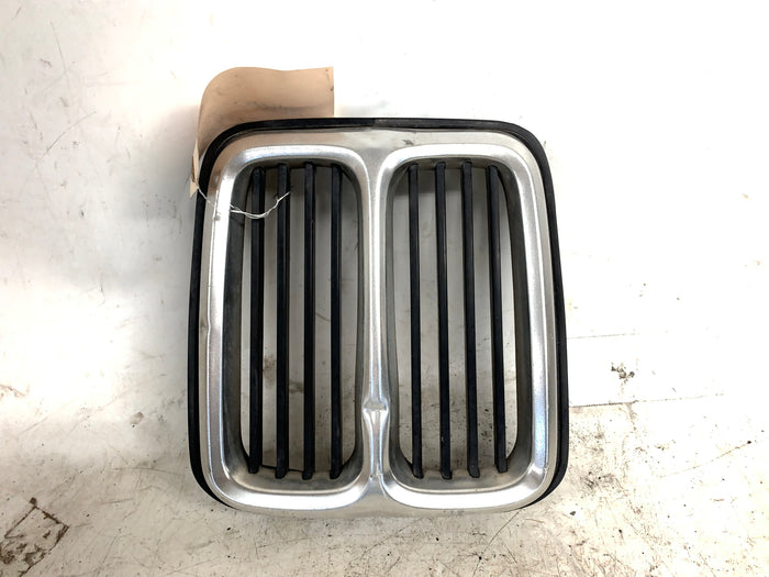 BMW E21 320i 323i 318i Center Kidney Grille 1872047 *DAMAGED*