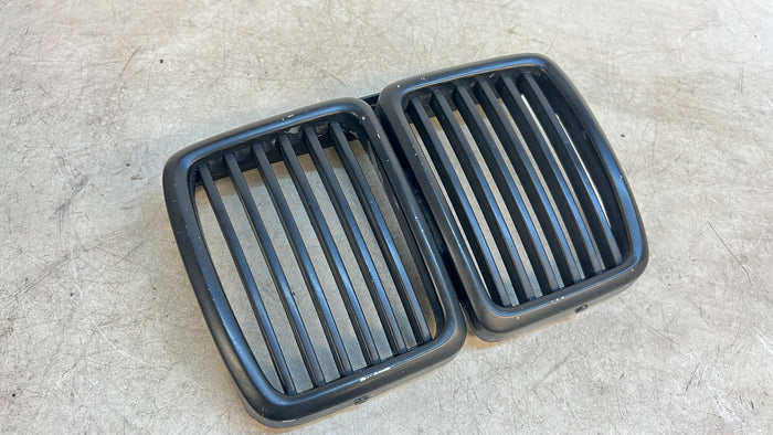 BMW E30 325i 323i 320i 318i Front Kidney Grille Vent 1945877 *DAMAGED*