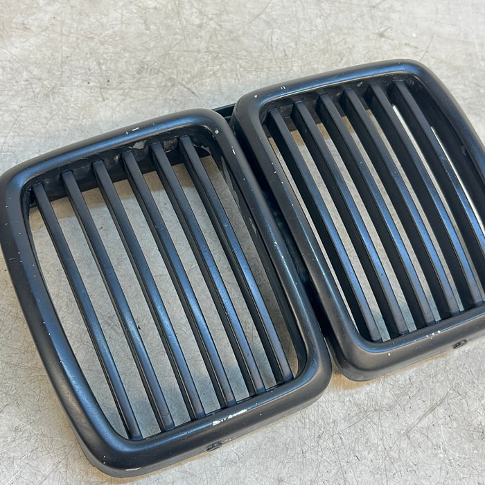 BMW E30 325i 323i 320i 318i Front Kidney Grille Vent 1945877 *DAMAGED*