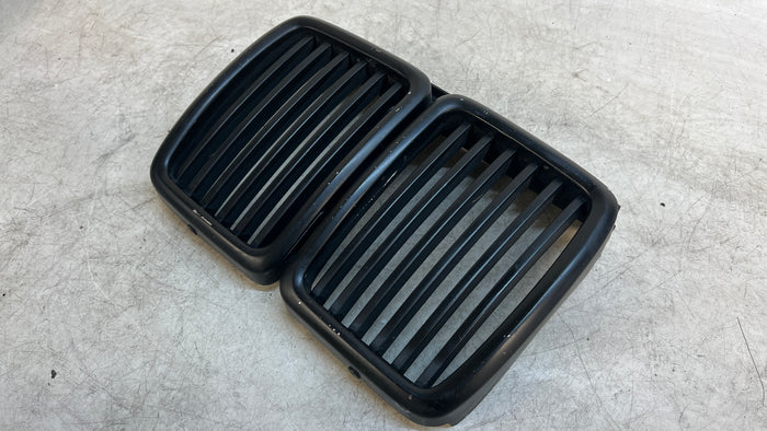 BMW E30 325i 323i 320i 318i Front Kidney Grille Vent 1945877 *DAMAGED*