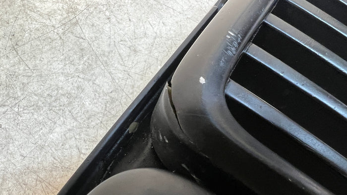 BMW E30 325i 323i 320i 318i Front Kidney Grille Vent 1945877 *DAMAGED*