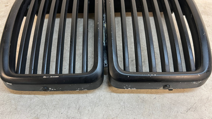 BMW E30 325i 323i 320i 318i Front Kidney Grille Vent 1945877 *DAMAGED*