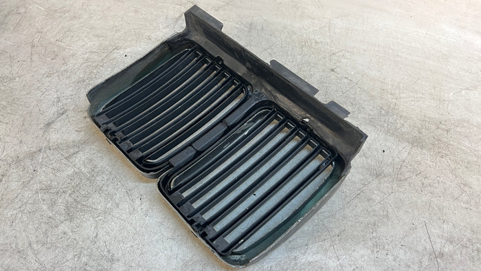 BMW E30 325i 323i 320i 318i Front Kidney Grille Vent 1945877 *DAMAGED*