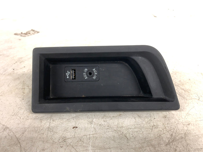 BMW F30 F31 F32 F33 F34 F36 3 & 4 Series Center Console USB & AUX Port 9207357