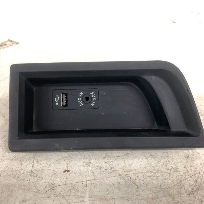 BMW F30 F31 F32 F33 F34 F36 3 & 4 Series Center Console USB & AUX Port 9207357