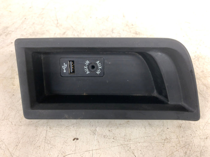 BMW F30 F31 F32 F33 F34 F36 3 & 4 Series Center Console USB & AUX Port 9207357