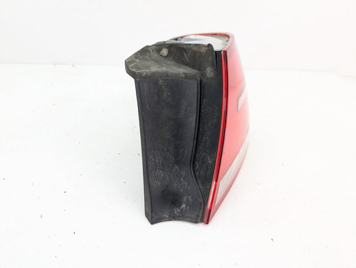 BMW E92 M3 335i 328i Pre-LCI Right Outer Quarter Panel Tail Light 7174404