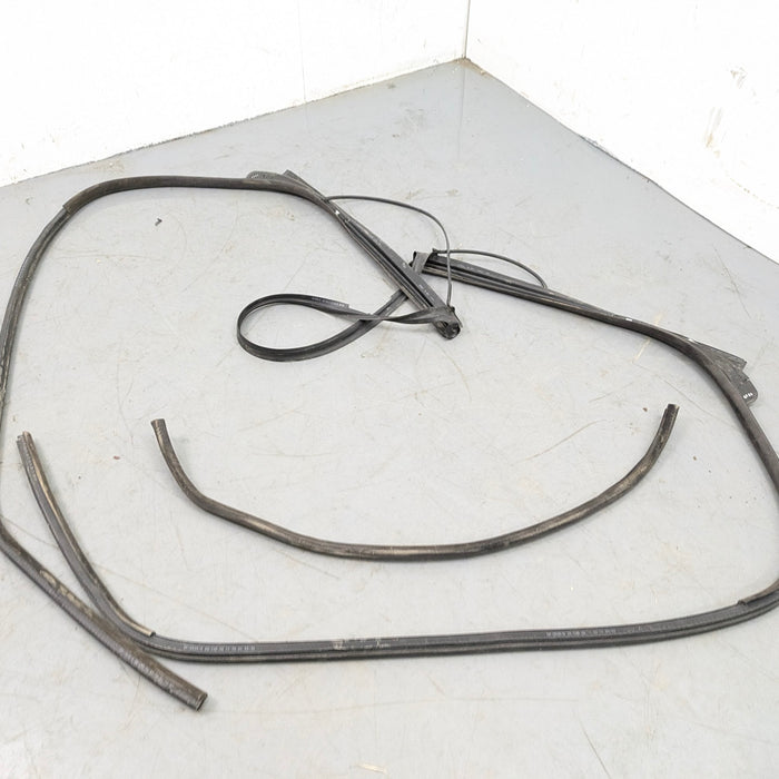 BMW E46 M3 325ci 330ci Convertible Door Windshield Top Seal 51718233415