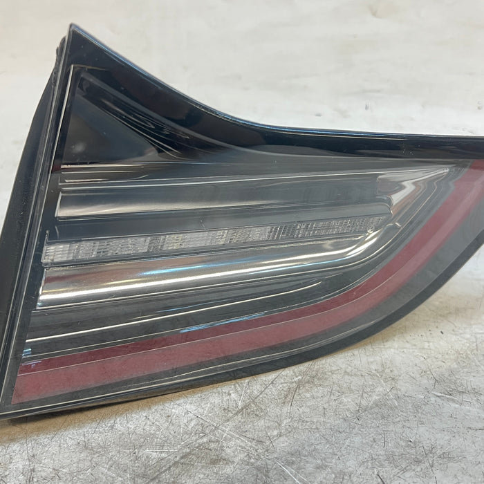 TESLA MODEL 3 INNER RIGHT TAIL LIGHT 1077402-00-G