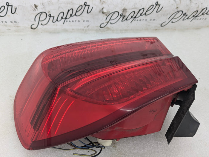 BMW E90 M3 335i 330i 328i 325i 323i Pre-LCI Right/Passenger Side Rear Outer Tail Light 7161956