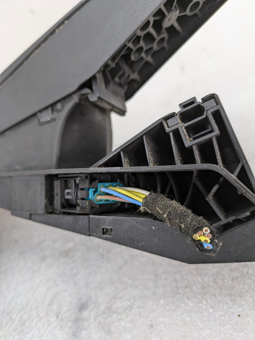 BMW E90 E91 E92 E93 335xi Manual Transmission Accelerator Throttle Gas Pedal 6852643