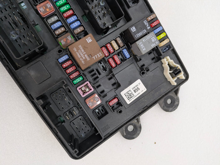 Chevrolet C7 Corvette Stingray Engine Bay Fuse Relay Junction Box 23301924 *DAMAGED*