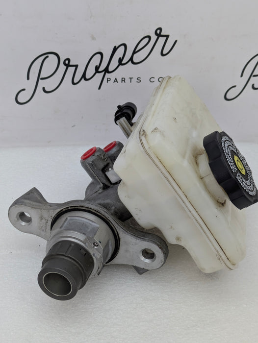 Chevrolet C7 Corvette Stingray Brake Master Cylinder Assembly W/Reservoir 32670188