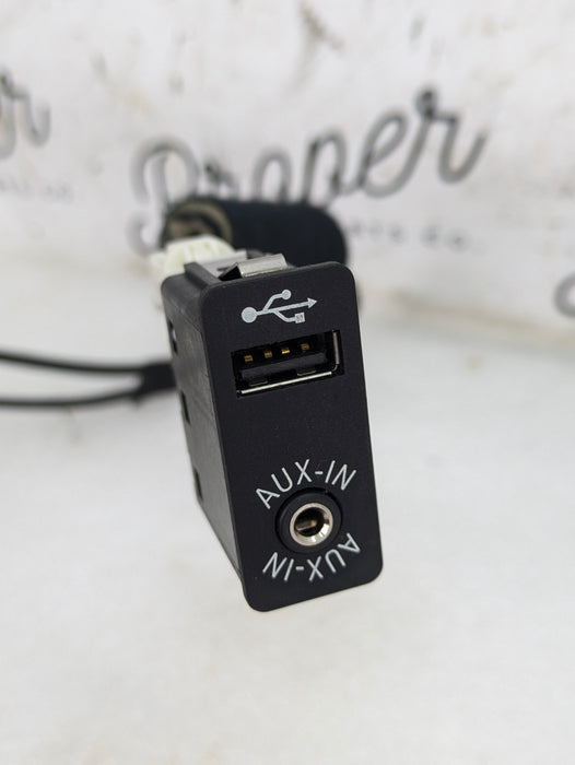 BMW E92 E90 E91 E93 335xi M3 330xi 328xi 325xi 323i USB/AUX Ports & Wiring Harness 9187009/9129651