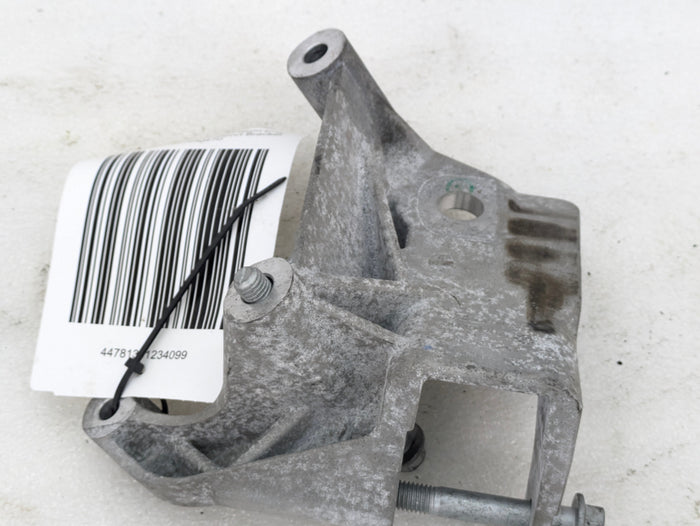 2021 Volvo V60 T6 R-Design Right/Passenger Side Engine Motor Mount Support Bracket 31430470