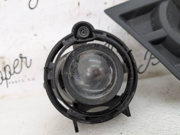 2015 Chevrolet 5th Gen Camaro 2SS Driver Side Left Halogen Fog Light Assembly & Bumper Trim 22830038/22829542