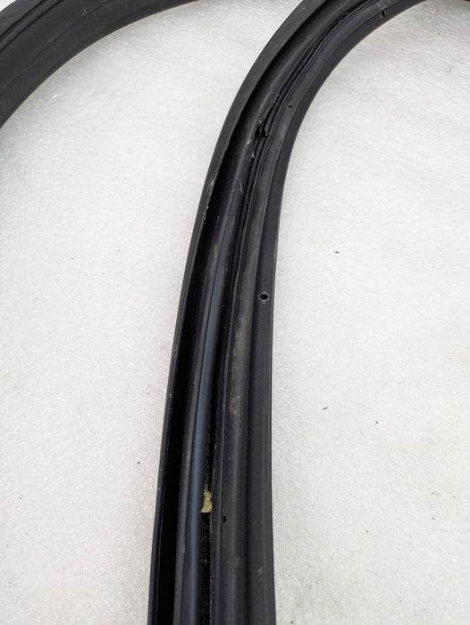 2018 Chevrolet 6th Gen Camaro 2SS Coupe Right/Passenger Side Door Seal Rubber Weatherstrip Gasket 23115061