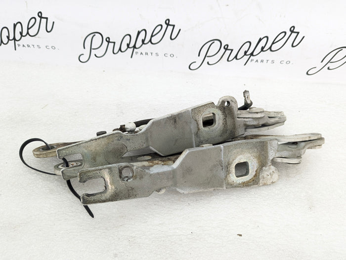 BMW E46 M3 330i 328i 325i 323i Front Hood Hinge Set Left Right Alpine White 41617028577 / 41617028578