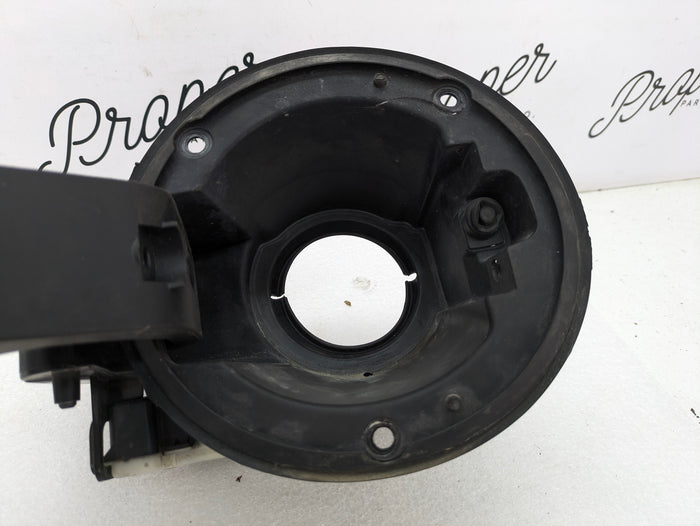 Chevrolet C7 Corvette Stingray Fuel Gas Filler Door Flap & Housing Arctic White (G8G) 84195316