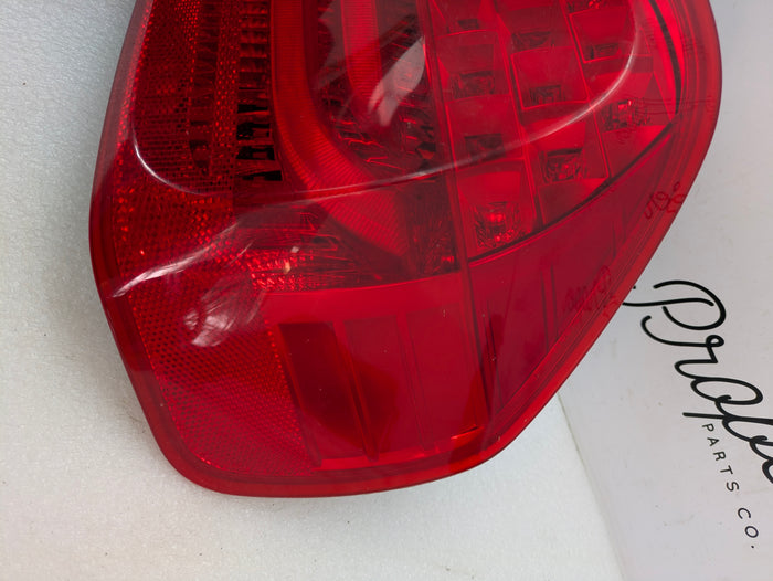 BMW E90 335xi 325xi 328xi 323i LCI Right/Passenger Side Rear Outer Tail Light 7289430 *NOTE*