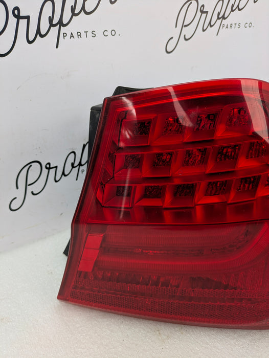 BMW E90 335xi 325xi 328xi 323i LCI Right/Passenger Side Rear Outer Tail Light 7289430 *NOTE*