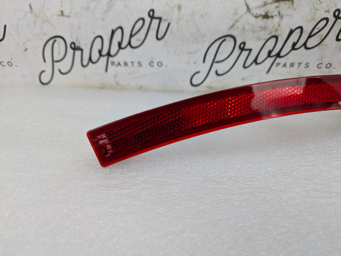 Chevrolet C7 Corvette Stingray Z51 Right/Passenger Side Rear Side Marker Signal Light Reflector 23210930