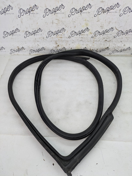 2018 Chevrolet 6th Gen Camaro 2SS Coupe Right/Passenger Side Door Seal Rubber Weatherstrip Gasket 23115061