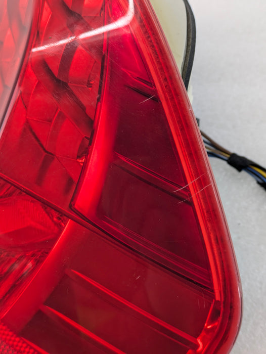 BMW E90 335xi 328xi 325xi 323i LCI Right/Passenger Side Rear Outer Tail Light 7289430 *NOTE*