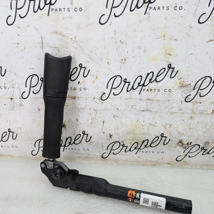 Chevrolet C7 Corvette Stingray Z51 Front Right/Passenger Side Seat Belt Pre-Tensioner 23102078