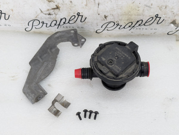 BMW G22 430xi Fuel Vapour Charcoal Canister Leak Detection Pump & Bracket 7447496